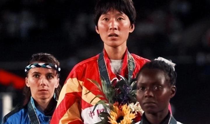 而是让自己, 她用平凡的 而是让自己, 她用平凡的