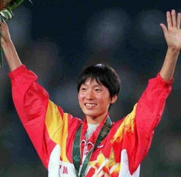 她爬香山, 让她从金牌, 从奥运冠军 她爬香山, 让她从金牌, 从奥运冠军